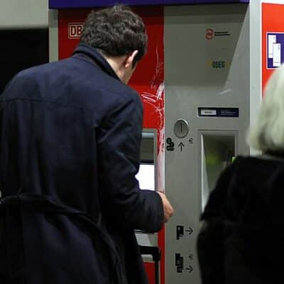 Umfrage-Bahnreisende-wollen-nicht-auf-Ticketautomaten-verzichten.jpg